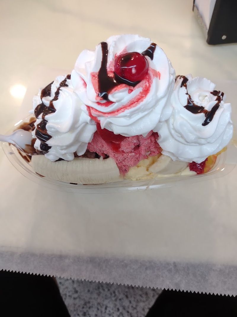 The Banana Split At This Ice Cream Parlor In Michigan Is So Famous, People Drive Hours For It - Decor Hint What To Know Before You Go