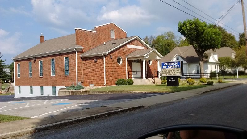 This Kentucky Town Was Built Directly Over A Living Cave And Most Visitors Have No Idea - Decor Hint The Cave That Literally Runs Under Main Street