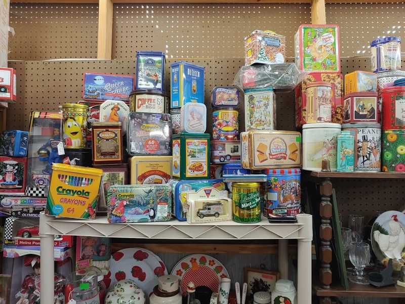 Amish Finds, Vintage Signs And Endless Booths Fill This Massive Indoor Kentucky Market - Decor Hint A Kids Section That Keeps Children Entertained