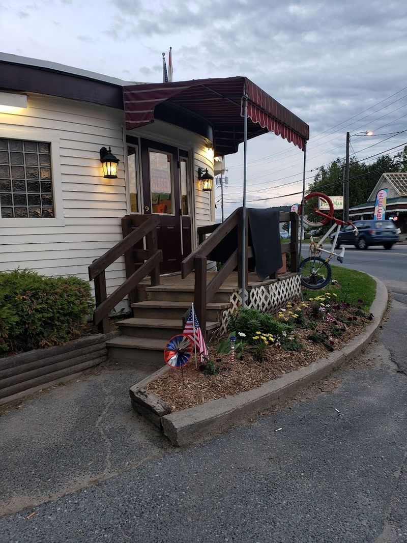 These 9 Vermont Restaurants Serve Unforgettable Food Behind Their Simple Looks - Decor Hint Miss Lyndonville Diner, Lyndonville