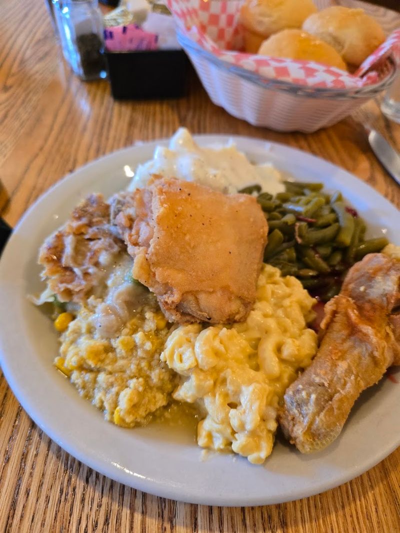 Kentucky Hides One Restaurant With The Most Famous Fried Chicken Story In America - Decor Hint Southern Sides That Deserve Their Own Spotlight