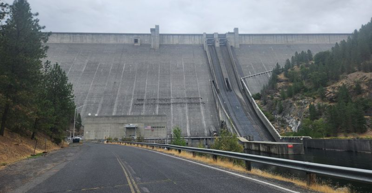 This 717 Foot Idaho Dam Towers Over a Quiet Reservoir With Views That Feel Almost Unreal - Decor Hint