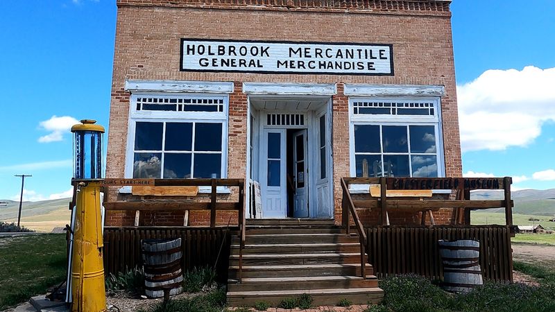 This Abandoned Idaho Pioneer Town Is Free To Explore, And Most People Have Never Heard Of It - Decor Hint This Ghost Town Feels Frozen Just Off The Modern Road