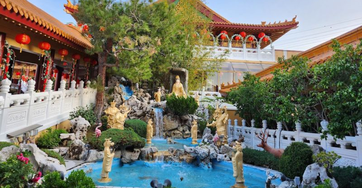 This California Temple Has A Grand Hall Lined With Thousands Of Buddha Statues - Decor Hint