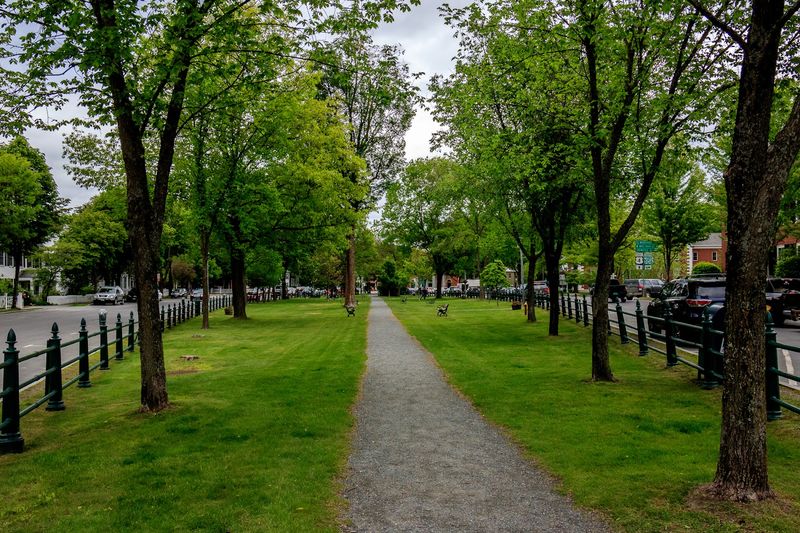 This Charming Vermont Town Is Best Explored On A Lazy Weekend Drive - Decor Hint The Heart Of The Village Green