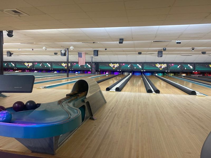 This Connecticut Duckpin Bowling Alley Feels Like A Retro Family Night Out - Decor Hint Discover The Charm Of Duckpin Bowling