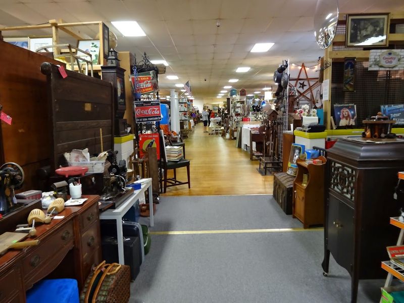 This Former North Carolina Skating Rink Is Now A 12,000-Square-Foot Antique Treasure Hunt - Decor Hint Browse A Former Roller Skating Rink Filled Wall To Wall With Antiques
