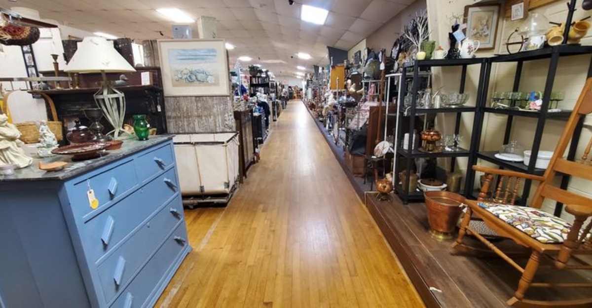 This Former North Carolina Skating Rink Is Now A 12000 Square Foot Antique Treasure Hunt - Decor Hint