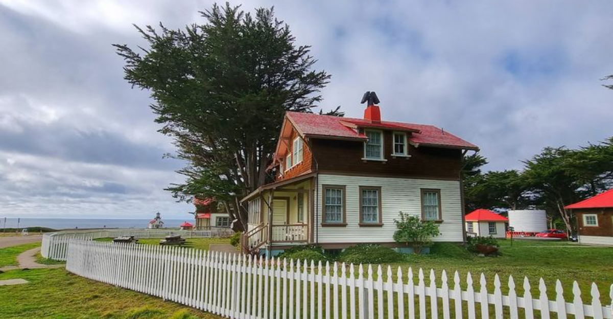 This Historic Northern California Lighthouse Sits Beside A Secluded Cove With A Fascinating Past - Decor Hint