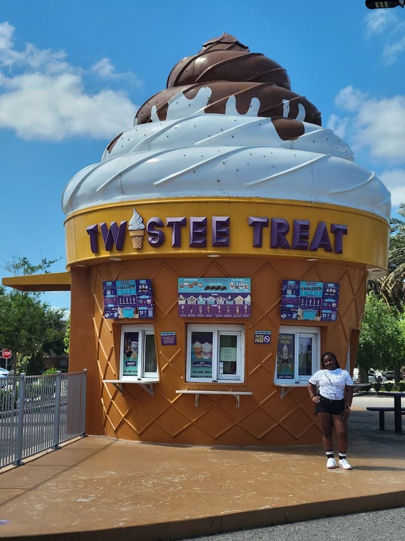 This Huge Ice Cream Cone Shop In Florida Is Hard To Miss - Decor Hint Soft Serve That Actually Delivers