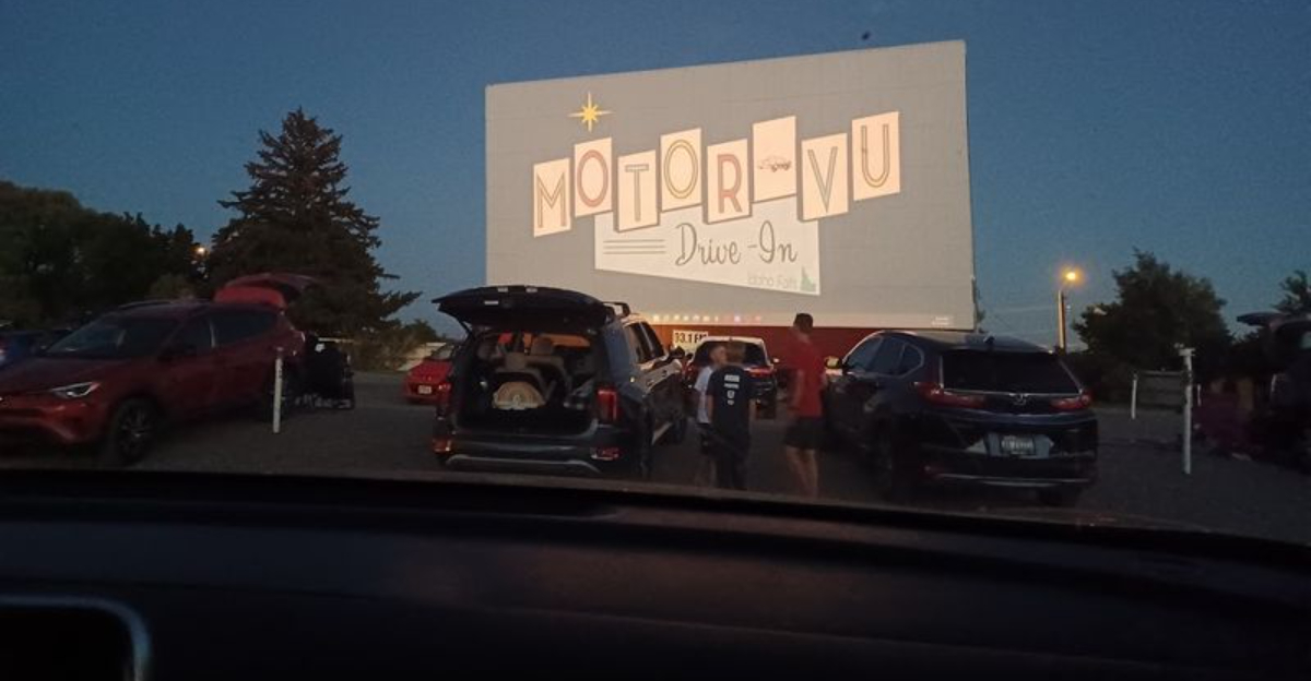 This Idaho Drive In Theatre Keeps Classic Summer Movie Nights Glowing On A Giant Outdoor Screen - Decor Hint