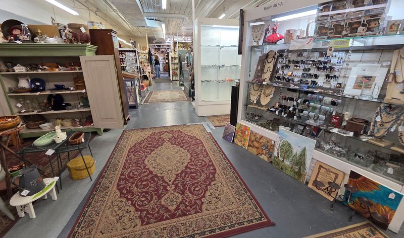 This Idaho Vintage Store Is A Goldmine For Rare Home Décor At Surprisingly Good Prices - Decor Hint Three Floors Turn A Quick Browse Into A Full Treasure Hunt