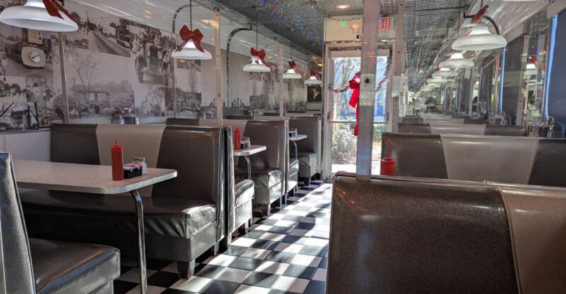 This North Carolina Diner Feels Like A 1950s Hollywood Movie Set With Pancakes Everyone Talks About