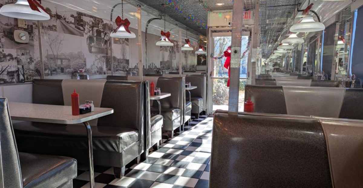 This North Carolina Diner Feels Like A 1950s Hollywood Movie Set With Pancakes Everyone Talks About - Decor Hint