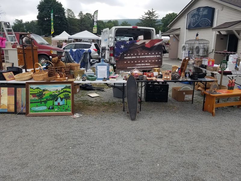 This Pennsylvania Flea Market Has Great Bargains That Require Extra Space In Your Car - Decor Hint A Market With Deep Local Roots