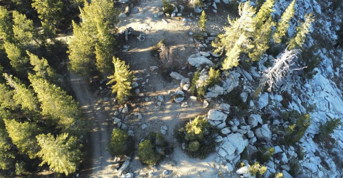 This Remote California Byway Winds Past Alpine Lakes To A Mountain Pass Above 9000 Feet - Decor Hint