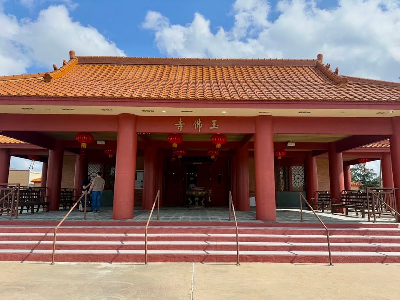 This Texas Temple Is Home To A Massive White Jade Buddha Statue - Decor Hint How This Temple Came To Be