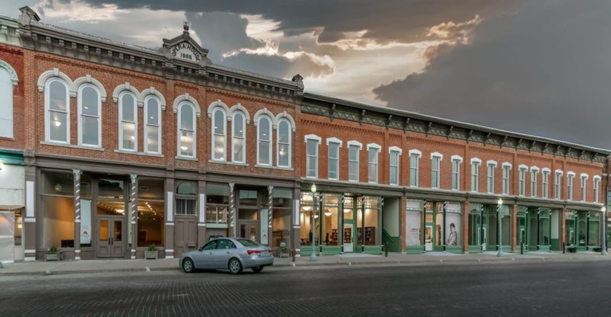 This Tiny Nebraska Town Lets You Spend An Entire Weekend Hunting For Antiques - Decor Hint
