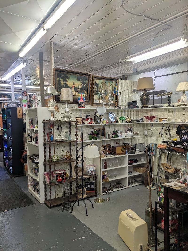 This Idaho Vintage Store Is A Goldmine For Rare Home Décor At Surprisingly Good Prices - Decor Hint Vintage Home Décor Covers Nearly Every Style And Decade