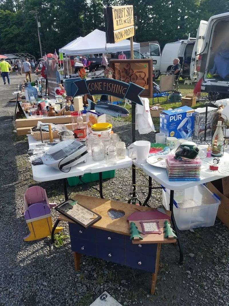 This Pennsylvania Flea Market Has Great Bargains That Require Extra Space In Your Car - Decor Hint The Atmosphere On A Busy Weekend