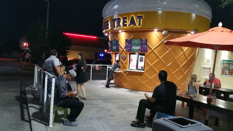 This Huge Ice Cream Cone Shop In Florida Is Hard To Miss - Decor Hint Late Night Sweet Tooth Solution
