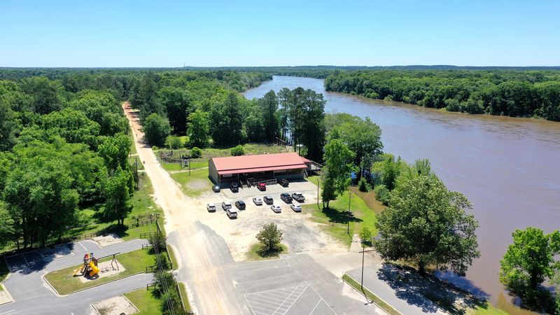 Riverside Views That Make Dinner Feel Like An Event