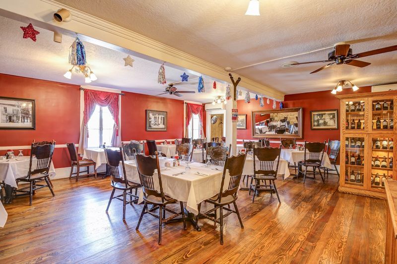This California Gold Rush Town Has An 1856 Hotel Saloon That Feels Straight Out Of Stagecoach Days - Decor Hint Pair Gold Rush History With A Real Small-Town Food Stop