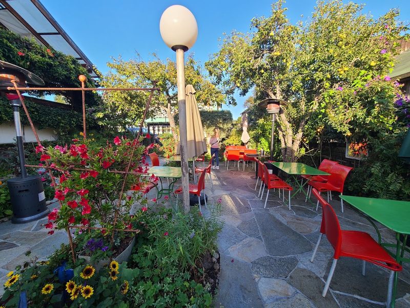 These 14 Central California Patio Restaurants Make Summer Dining Feel Like A Mini Vacation - Decor Hint Robin's Restaurant, Cambria