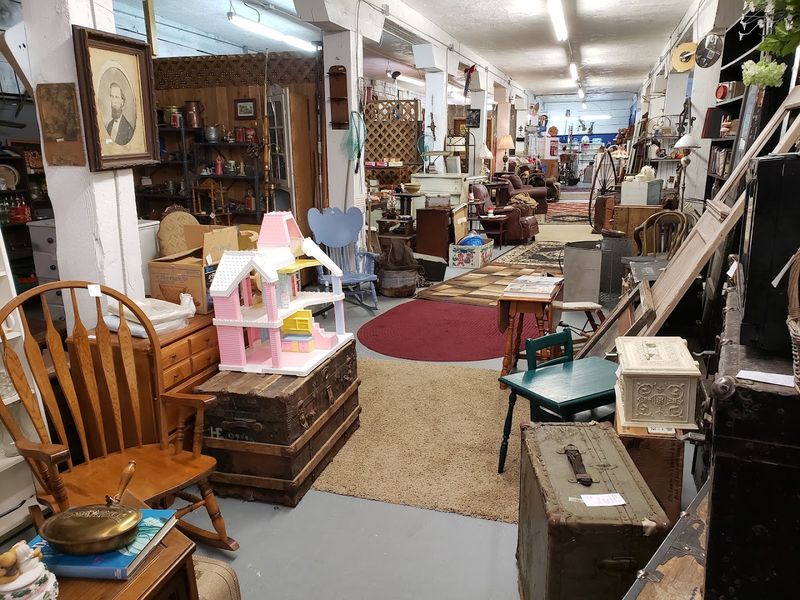 This Idaho Vintage Store Is A Goldmine For Rare Home Décor At Surprisingly Good Prices - Decor Hint Multiple Vendors Keep The Selection Unpredictable