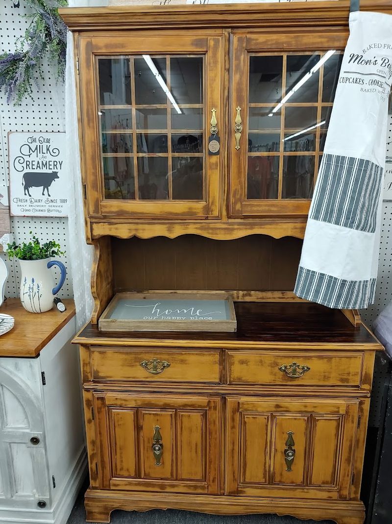 Amish Finds, Vintage Signs And Endless Booths Fill This Massive Indoor Kentucky Market - Decor Hint The Furniture Finds That Make You Rethink Online Shopping