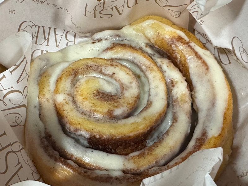 California's Viral Cinnamon Roll Bakery Has Pasadena Showing Up Before Noon - Decor Hint Cinnamon Rolls Are The Main Event