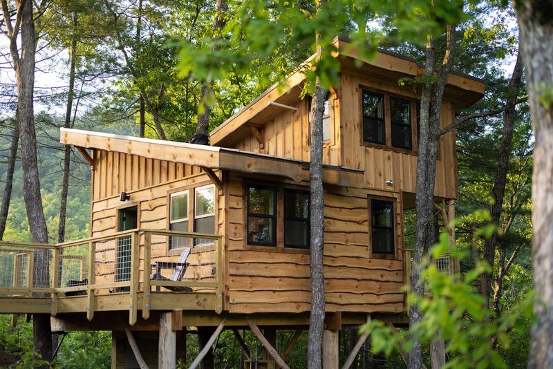 This Secluded North Carolina Retreat Lets You Sleep In Treehouses High Above A Mountain Gorge - Decor Hint Choose A Treehouse Built For Privacy Rather Than Crowds