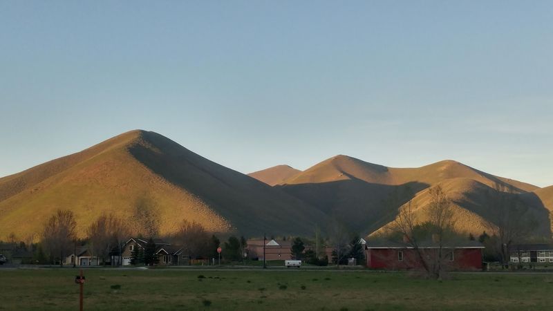 Everyone Heads To Sun Valley, But This Small Idaho Mountain Town Feels More Relaxed - Decor Hint Let The Wood River Valley Feel More Local