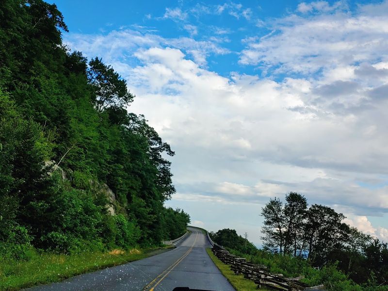 Most Travelers Speed Past This North Carolina County, Here's Why They Shouldn't - Decor Hint Scenic Roads Slow Travelers Down For The Right Reasons
