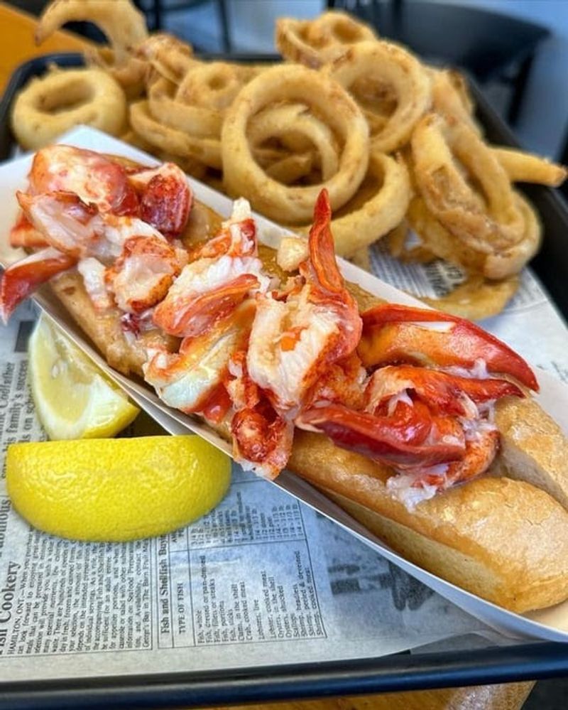People Drive Across Connecticut To Try The Fried Seafood At This Hidden Restaurant - Decor Hint New England Classics Remain The Main Focus