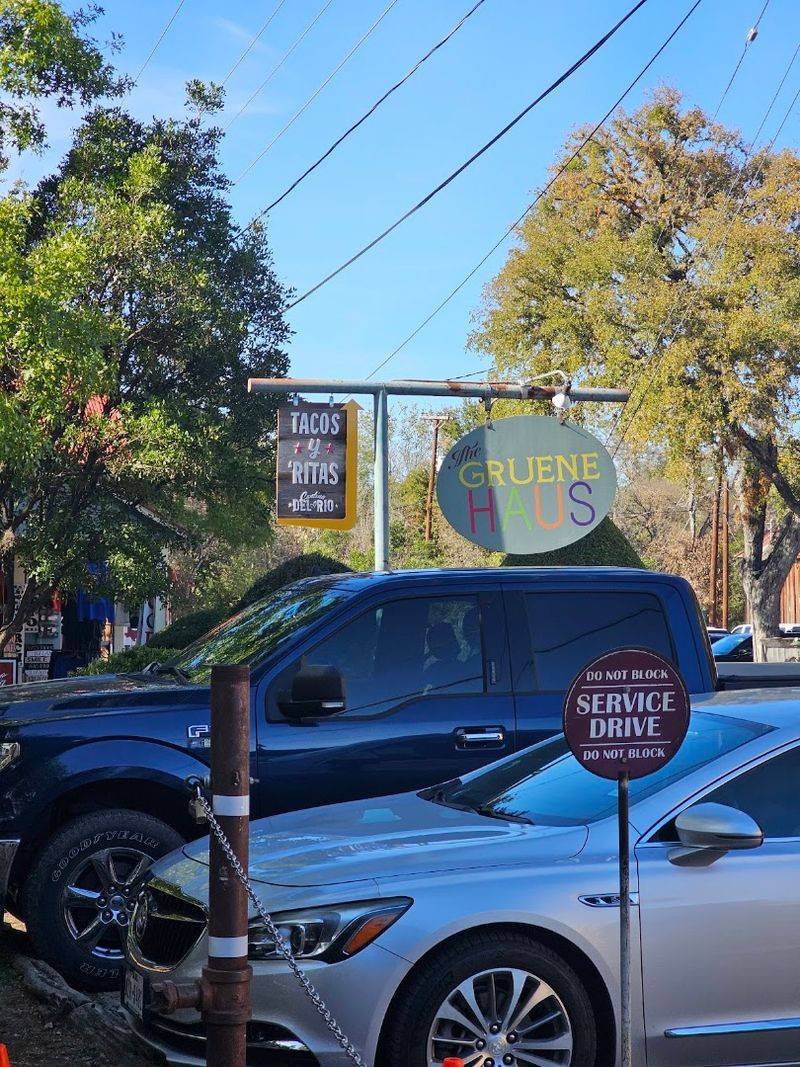 Locals Claim This Texas Town Is Tourist-Wrecked Beyond Recognition - Decor Hint Parking Has Become Its Own Adventure