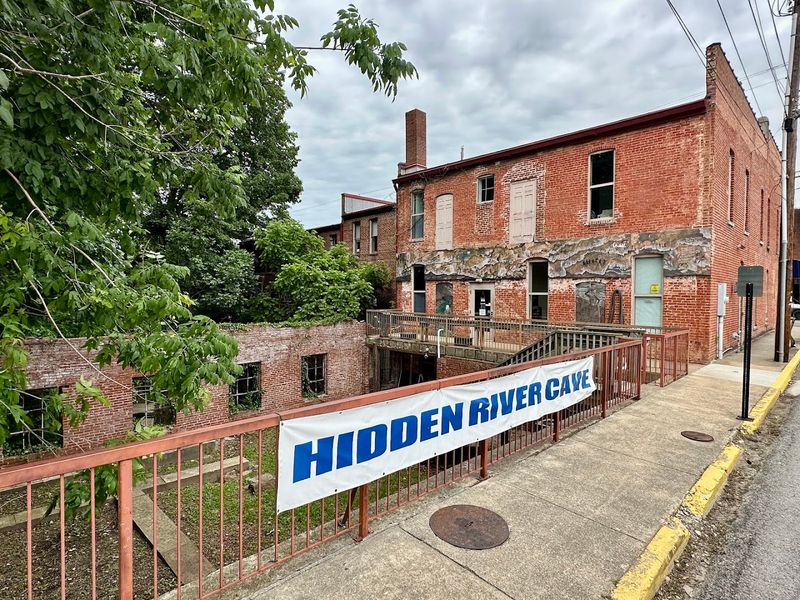 This Kentucky Town Was Built Directly Over A Living Cave And Most Visitors Have No Idea - Decor Hint The American Cave Conservation Association Calls This Home