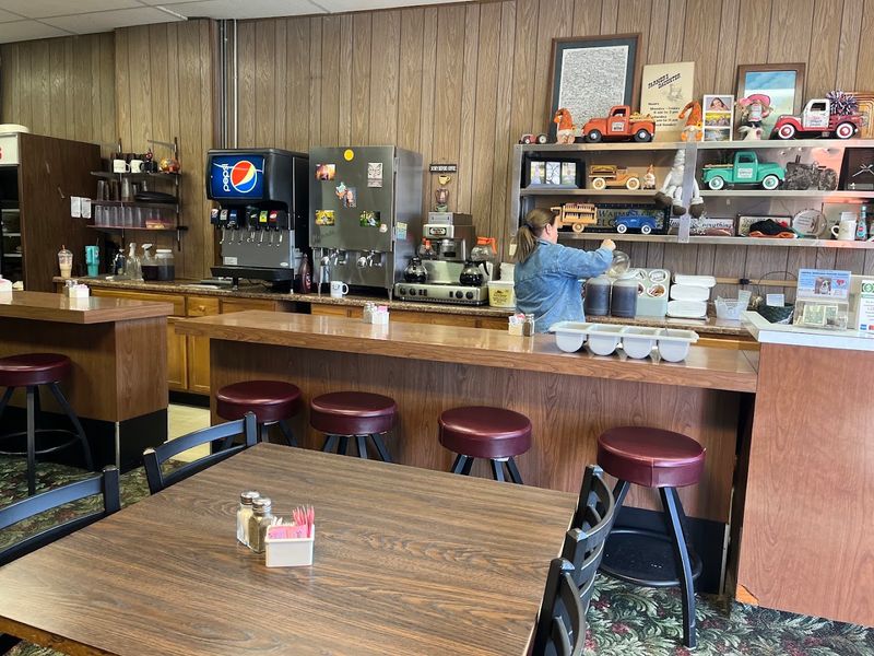 Nebraska Bakeries Serving Caramel Rolls That Make Breakfast Feel Like A Special Occasion - Decor Hint Farmer's Daughter Café, Grand Island