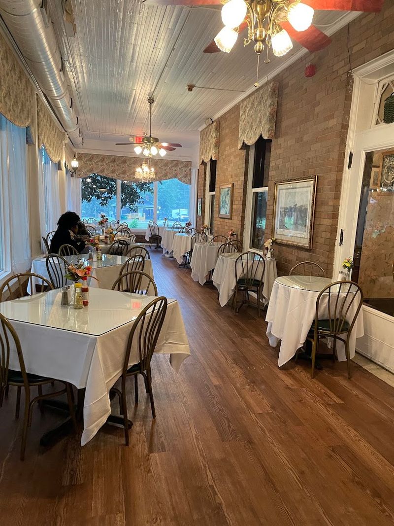 This Is Georgia's Beloved Southern Buffet That Diners Return To Time And Again - Decor Hint Why Diners Keep Returning Year After Year