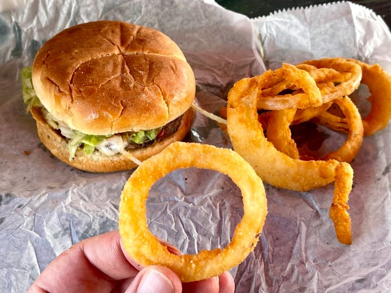 These Onion Rings In Connecticut Are So Good, You'll Be Thinking About Them All Week - Decor Hint Why The Onion Rings Stand Out