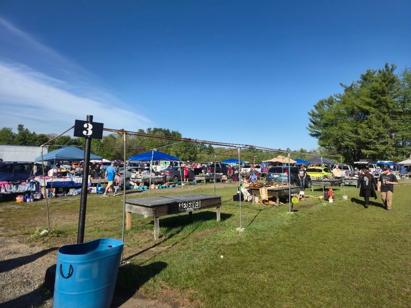 This Sprawling Massachusetts Flea Market Has Become A Weekend Ritual - Decor Hint The Thrill Of Not Knowing What You Will Find