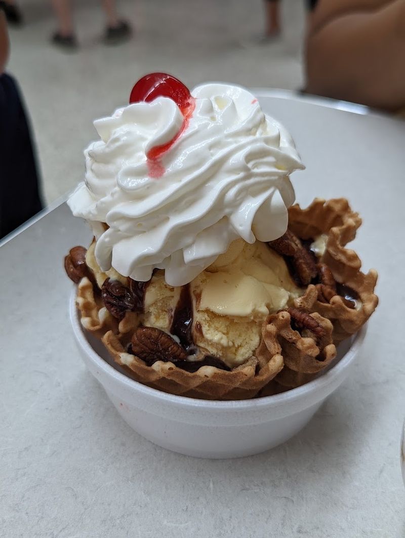 The Banana Split At This Ice Cream Parlor In Michigan Is So Famous, People Drive Hours For It - Decor Hint The Toppings That Make The Difference