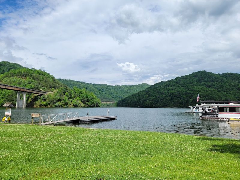 9 Kentucky Lake Parks And Waterfront Areas Your Pup Will Absolutely Love - Decor Hint Carr Creek State Park