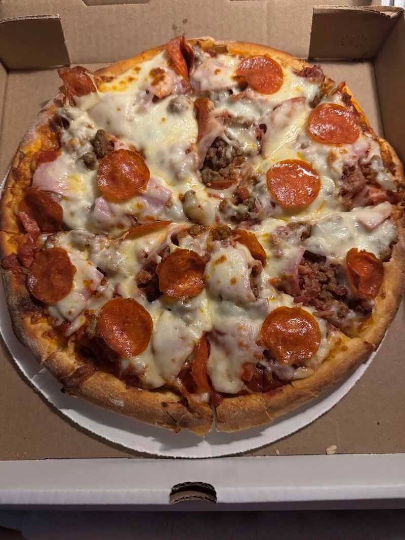 10 Underrated Nebraska Pizzerias That Belong In Your 2026 Dining Plans - Decor Hint The Isles Pub & Pizza, Lincoln