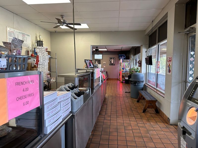 Everyone In New York Needs To Taste The Iconic Pizza At This Small-Town Restaurant - Decor Hint The Atmosphere Carries Real History