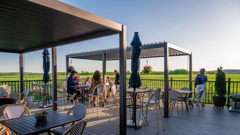 You Can Watch Planes Take Off While Dining At This Connecticut Restaurant - Decor Hint Dinner Comes With A Front-Row Runway View