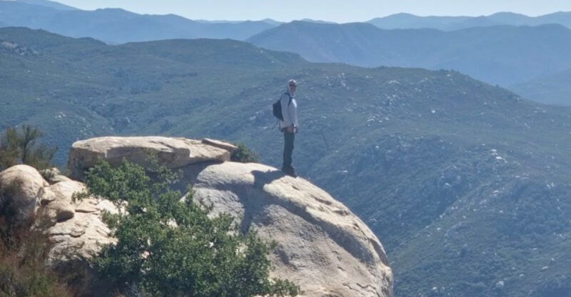 You Haven’t Experienced California Until You’ve Walked This Cliffside Trail With Unforgettable Mountain Views