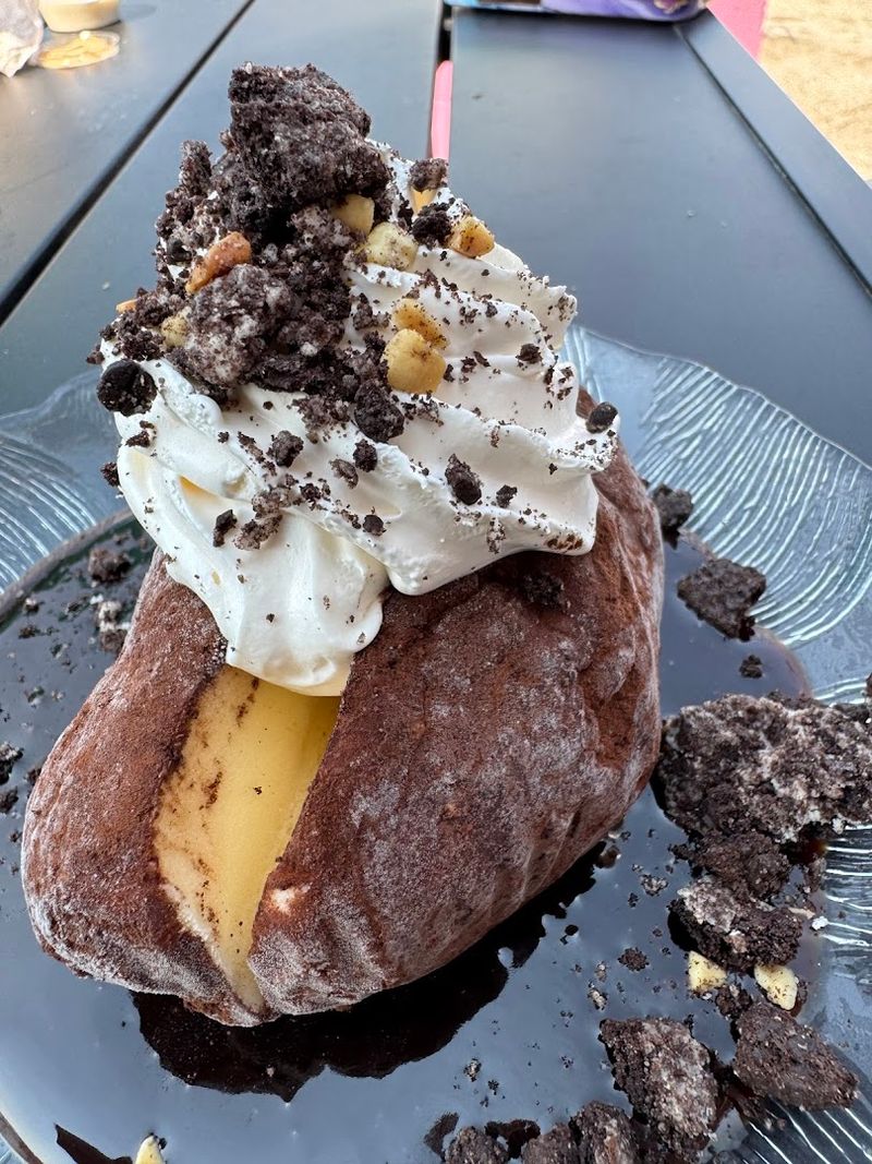 This Idaho Drive-In Serves Potato Ice Cream, And Yes, People Actually Love It - Decor Hint Cut Into The Cocoa-Coated Ice Cream Like A Boise Tourist With Questions