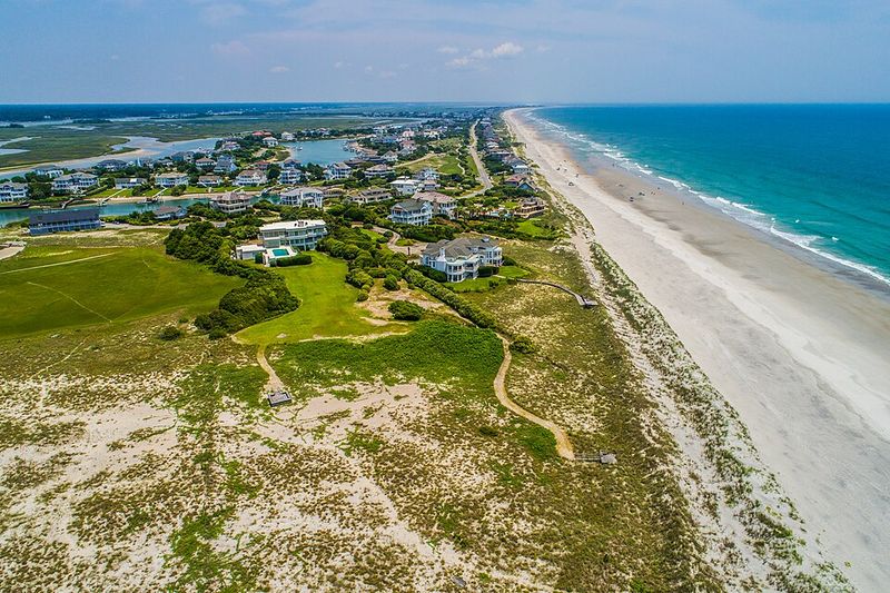 This North Carolina Island Has Five Miles Of Beach But No Hotels, Shops, Or Restaurants - Decor Hint No Shops Or Restaurants Means Planning Ahead Matters