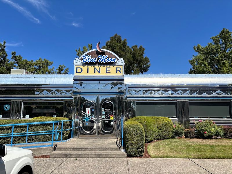 You'll Feel Like You've Stepped Into Happy Days At This Old-School Oregon Diner - Decor Hint The Exterior That Turns Heads